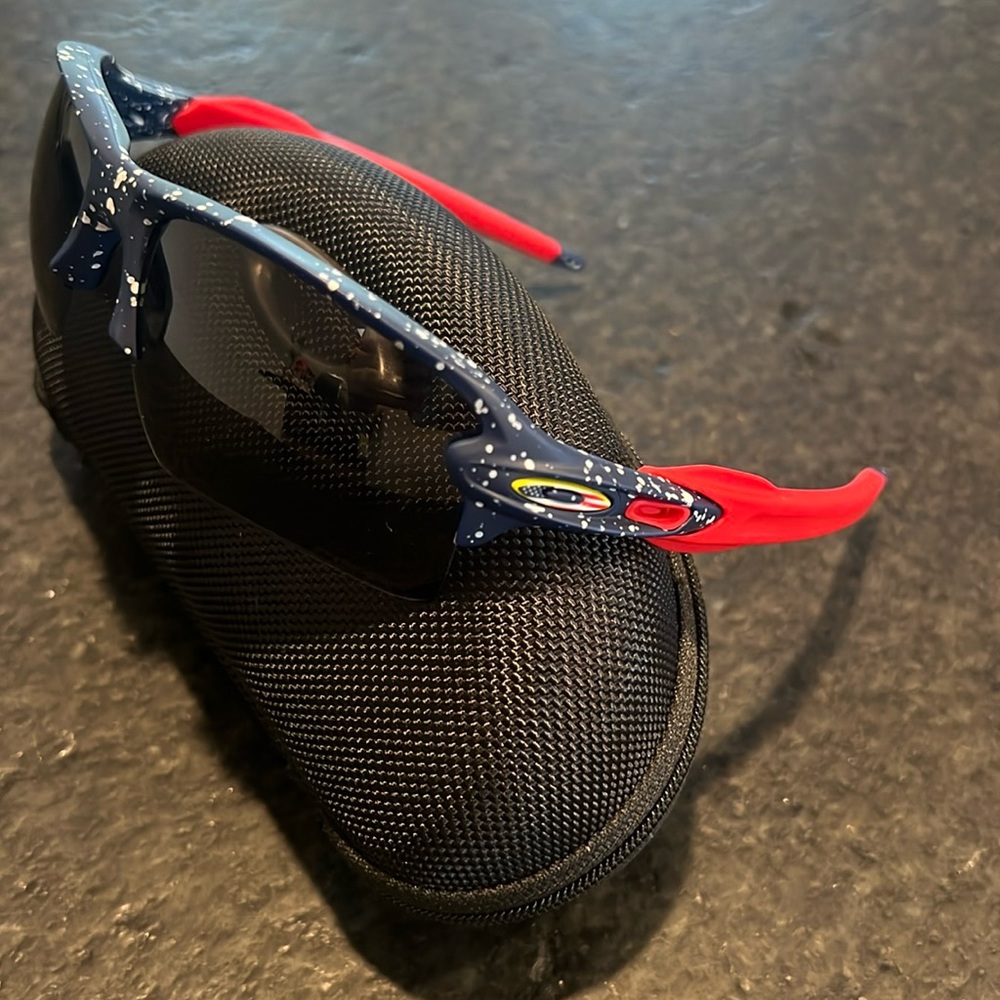 Oakley sunglasses never worn- unisex